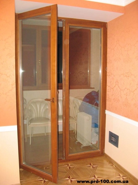 деревянные двери со стеклами