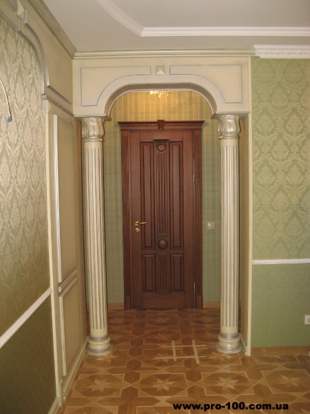 колонны в интерьере  из дерева 